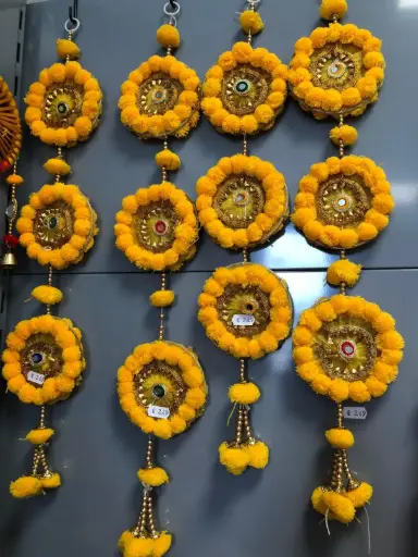 NW Deco: Yellow Pompom Haar